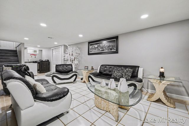 2884 Meyer Avenue SW, Wyoming, MI 49519
