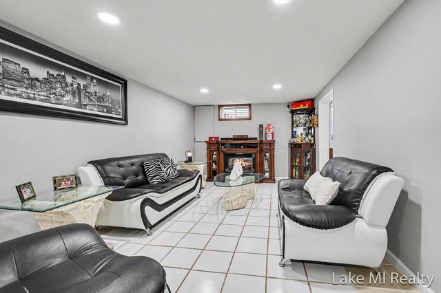 2884 Meyer Avenue SW, Wyoming, MI 49519