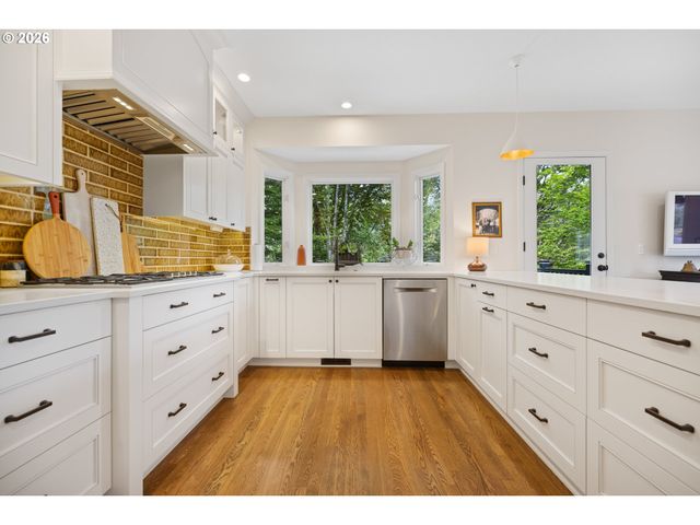 12856 Nw HARTFORD St, Portland, OR 97229
