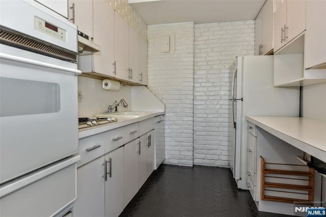 3 Horizon 1002, Fort Lee, NJ 07024