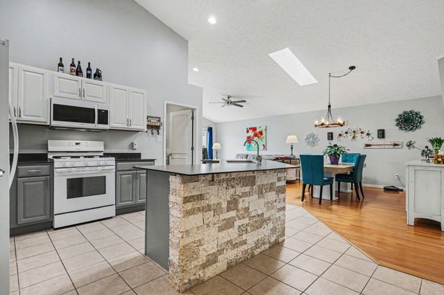 332 Carey Lane, Chesterton, IN 46304