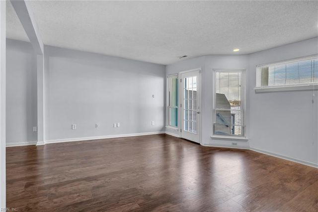 71 Waters Edge CIR, Hampton, VA 23669