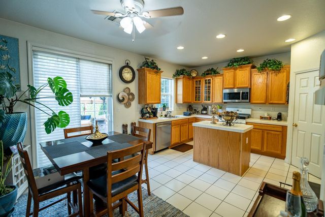 10664 Siskiyou Ln, Stockton, CA 95209