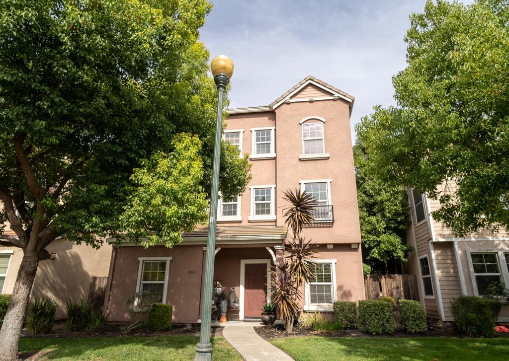 10664 Siskiyou Ln, Stockton, CA 95209