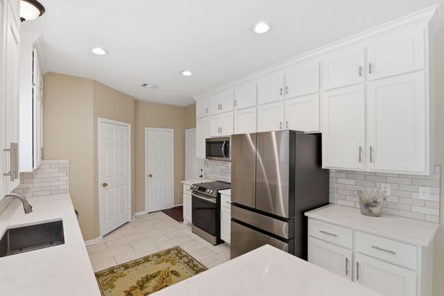 1018 S Wellsford Drive, Pearland, TX 77584