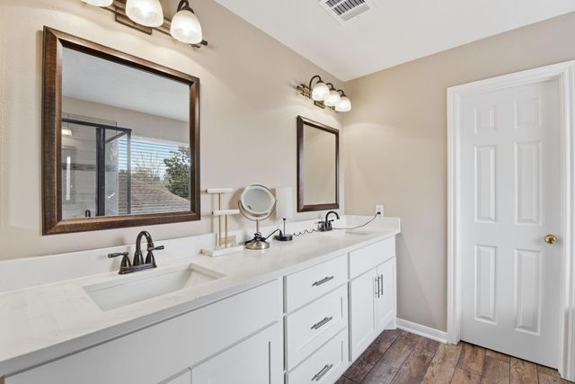 1018 S Wellsford Drive, Pearland, TX 77584