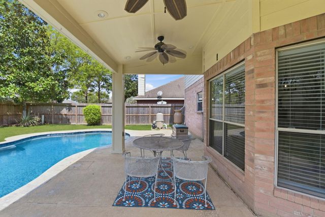 1018 S Wellsford Drive, Pearland, TX 77584