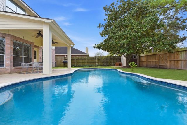 1018 S Wellsford Drive, Pearland, TX 77584