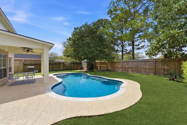 1018 S Wellsford Drive, Pearland, TX 77584