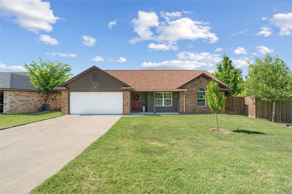 305 E 8th Street, Weatherford, TX 76086