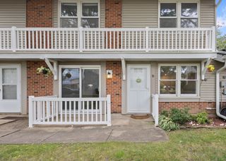 205 Emerson Court B, Bloomingdale, IL 60108