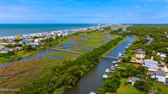 105 NE 15th Street, Oak Island, NC 28465