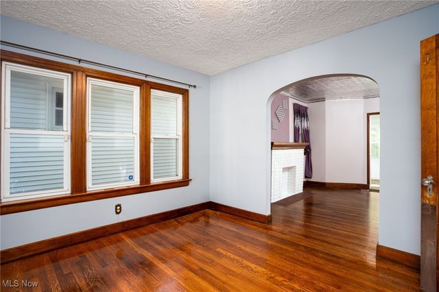 41 E Rosewood Avenue, Akron, OH 44301