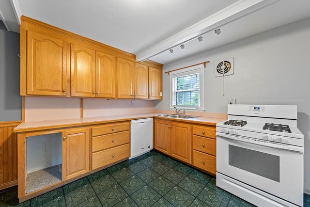 9 Auburn Rd, Beverly, MA 01915