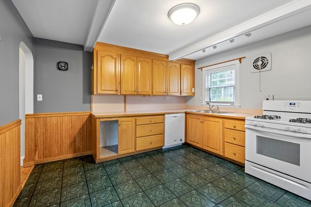 9 Auburn Rd, Beverly, MA 01915