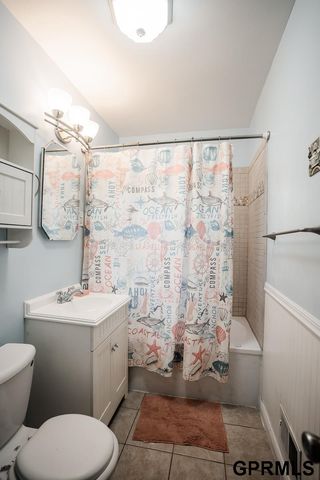 2131 S 38th Avenue, Omaha, NE 68105