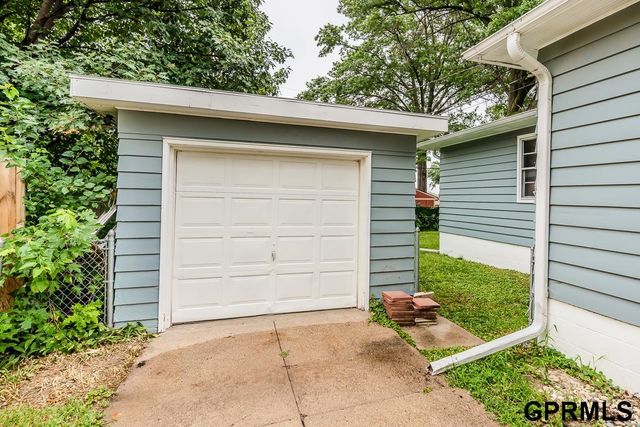 2131 S 38th Avenue, Omaha, NE 68105