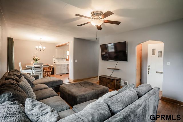 2131 S 38th Avenue, Omaha, NE 68105