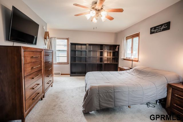 2131 S 38th Avenue, Omaha, NE 68105