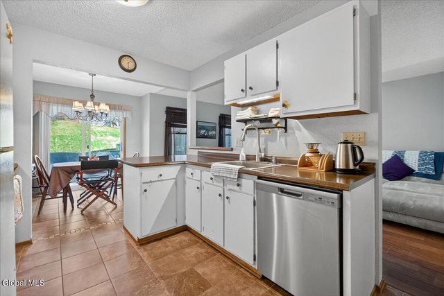 22 Lexington Drive, Clifton Park, NY 12065