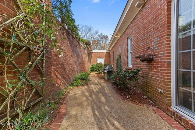 450 Saint Andrews Drive, Jackson, MS 39211