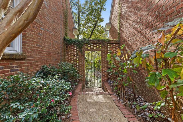 450 Saint Andrews Drive, Jackson, MS 39211