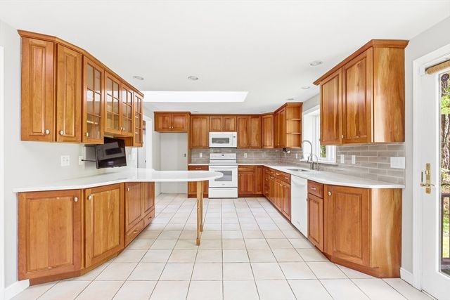 15 May Elm Ln, Norwell, MA 02061