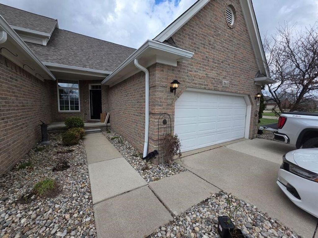 31637 Beaver Circle, New Boston, MI 48164