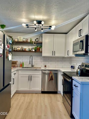 51530 Riverland Avenue, La Pine, OR 97739