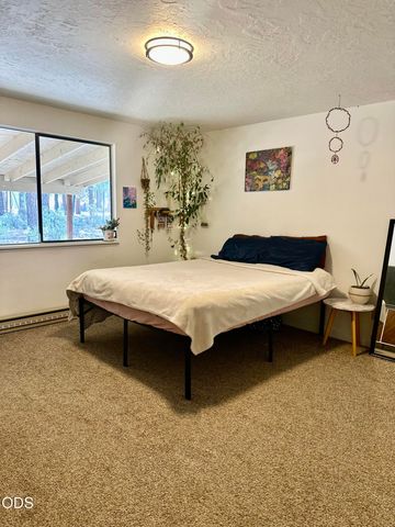 51530 Riverland Avenue, La Pine, OR 97739