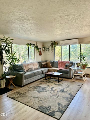 51530 Riverland Avenue, La Pine, OR 97739
