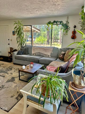 51530 Riverland Avenue, La Pine, OR 97739