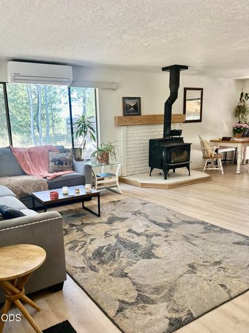 51530 Riverland Avenue, La Pine, OR 97739