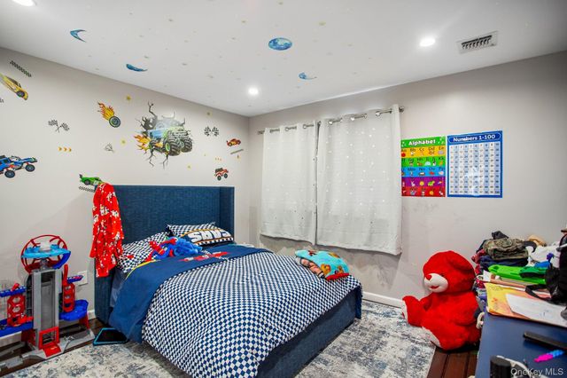 296 Milburn Avenue, Baldwin Harbor, NY 11510