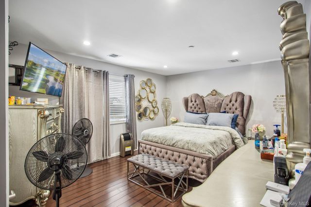 296 Milburn Avenue, Baldwin Harbor, NY 11510