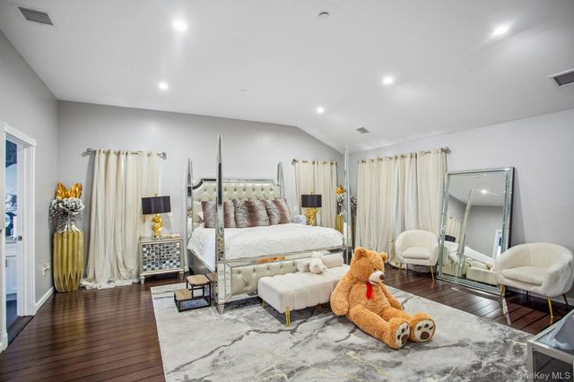 296 Milburn Avenue, Baldwin Harbor, NY 11510