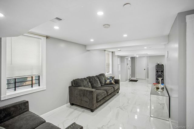 296 Milburn Avenue, Baldwin Harbor, NY 11510