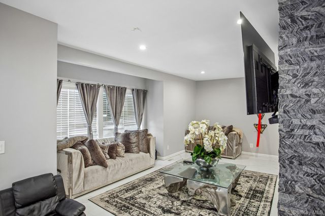 296 Milburn Avenue, Baldwin Harbor, NY 11510