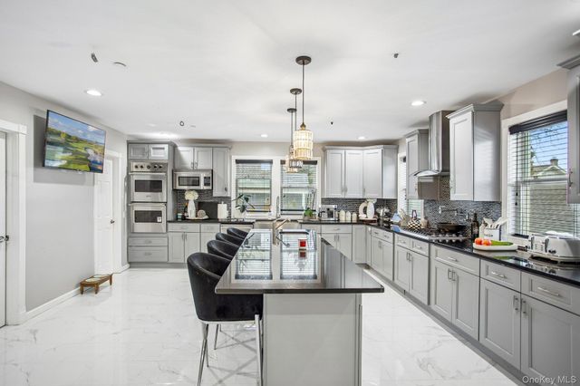 296 Milburn Avenue, Baldwin Harbor, NY 11510