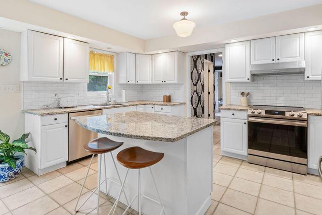 1703 Bark River DRIVE, Hartland, WI 53029