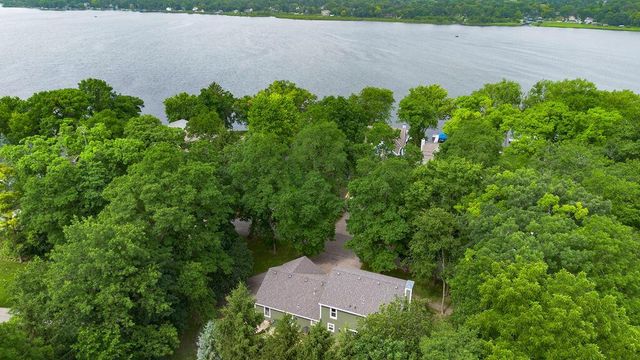 1703 Bark River DRIVE, Hartland, WI 53029