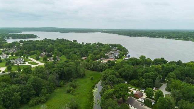 1703 Bark River DRIVE, Hartland, WI 53029