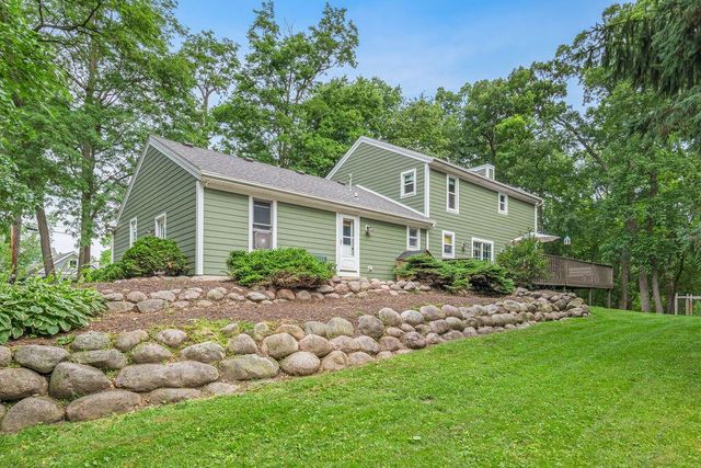 1703 Bark River DRIVE, Hartland, WI 53029