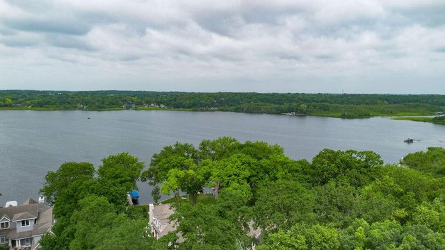 1703 Bark River DRIVE, Hartland, WI 53029