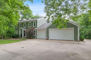 1703 Bark River DRIVE, Hartland, WI 53029