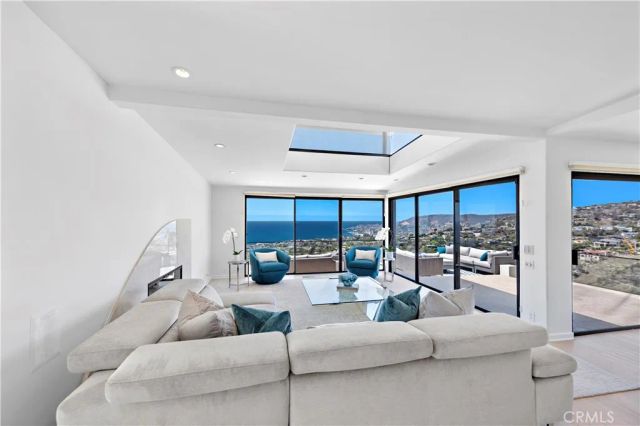 940 Summit Drive, Laguna Beach, CA 92651