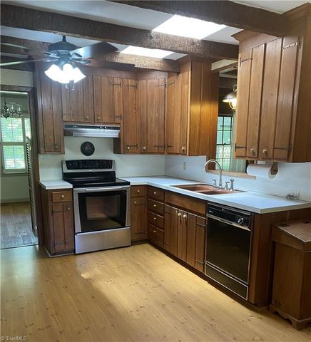1229 Woodbrook Drive, Kernersville, NC 27284