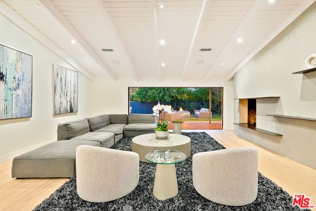 9038 MEREDITH Place, Beverly Hills, CA 90210