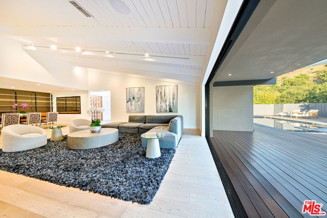 9038 MEREDITH Place, Beverly Hills, CA 90210