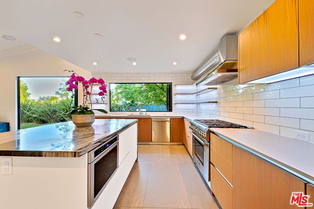 9038 MEREDITH Place, Beverly Hills, CA 90210